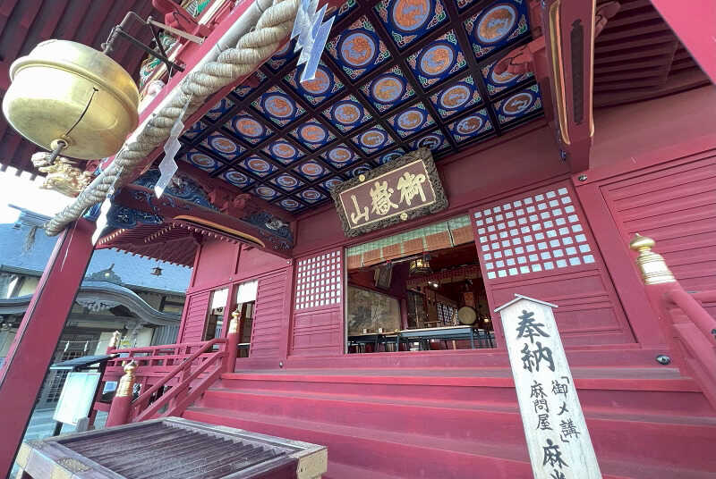武蔵御嶽神社の拝殿前