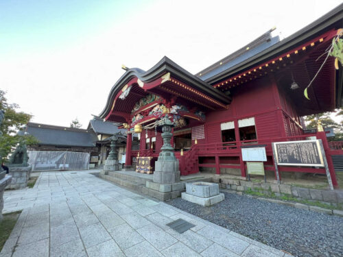 武蔵御嶽神社の拝殿と空