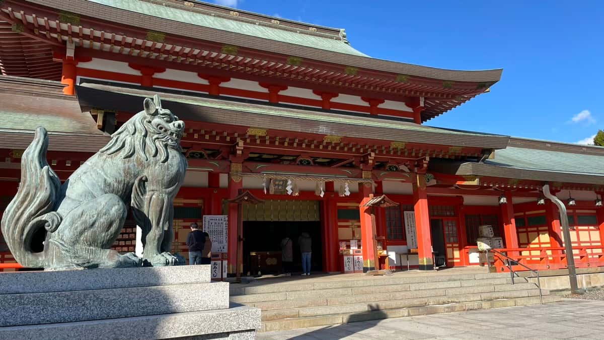 五社神社諏訪神社の拝殿と狛犬