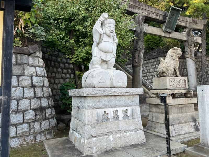 品川神社の大黒天の石像