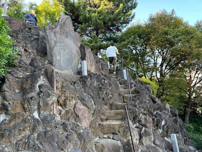 品川神社の富士塚、６合目