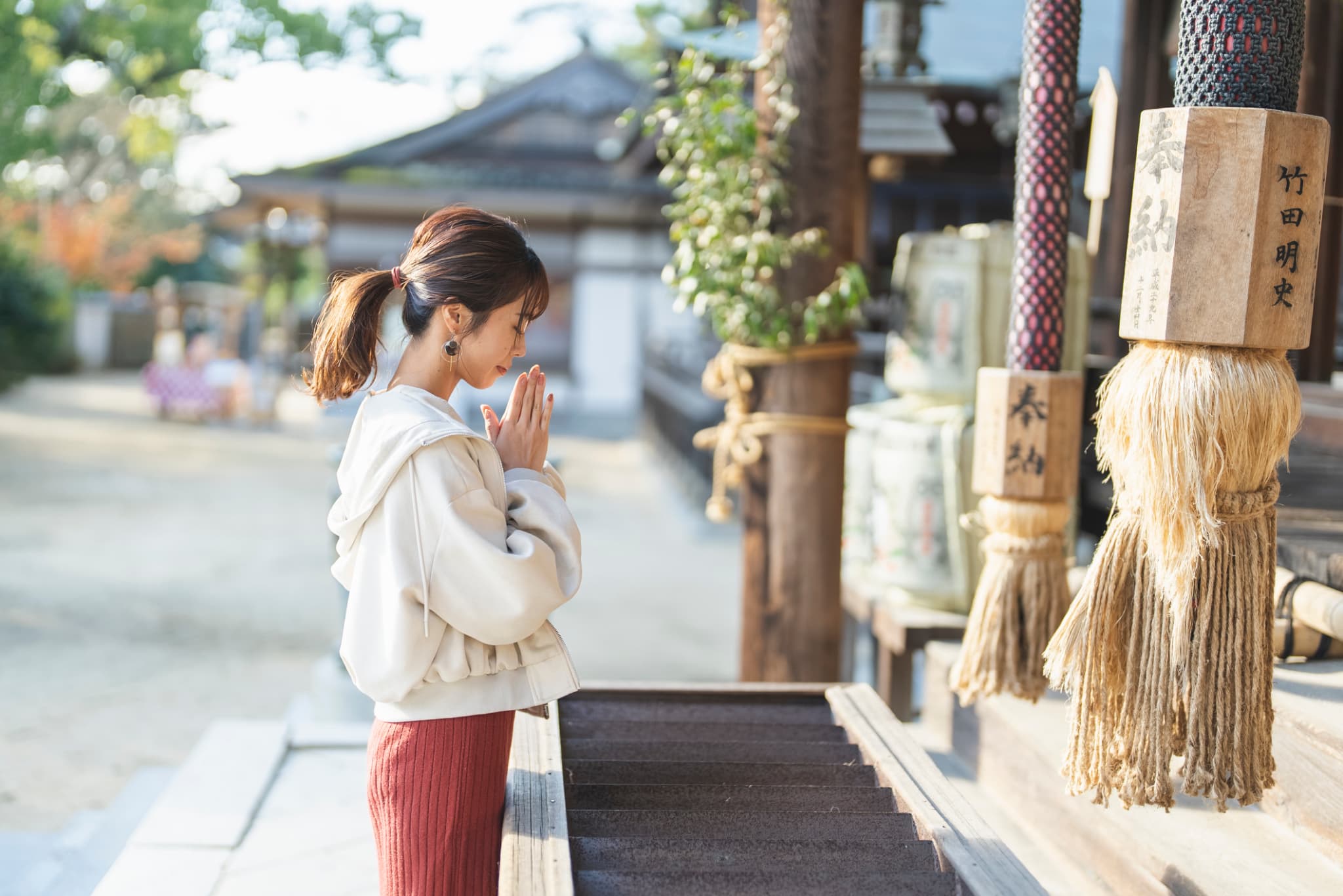 神社を参拝する女性