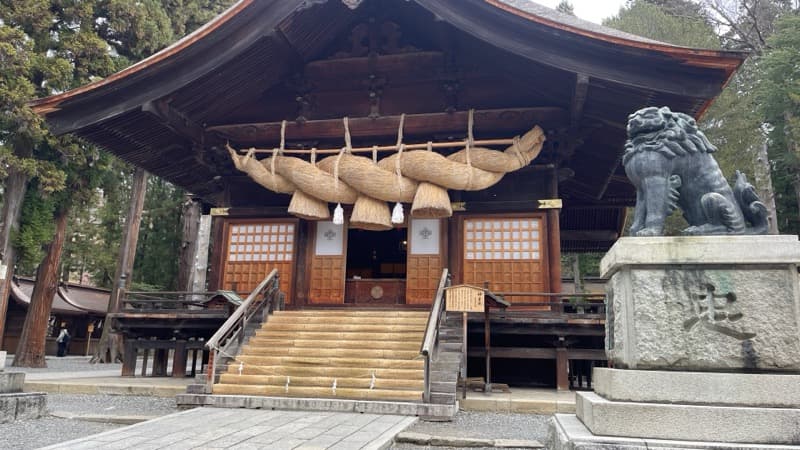 諏訪大社下社秋宮　神楽殿