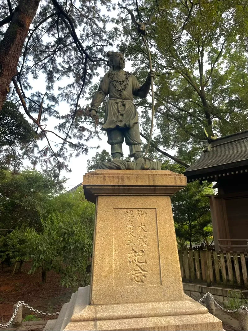 焼津神社の神武天皇の銅像
