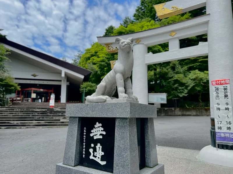 三峯神社の狛狼