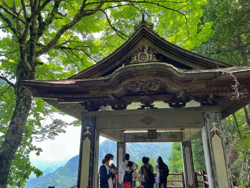 三峯神社奥宮遥拝殿